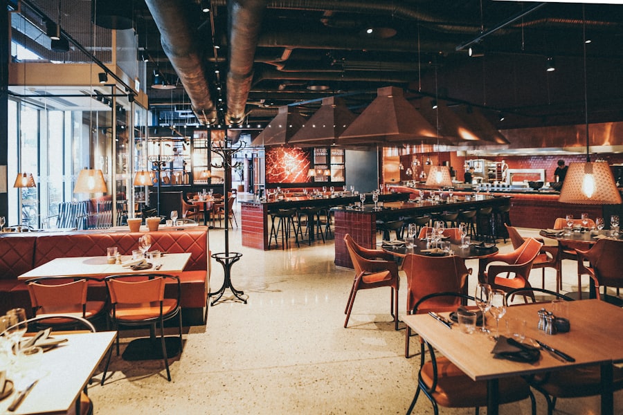 Sala del restaurante con mesas de madera vestidas y luz cálida antes del servicio